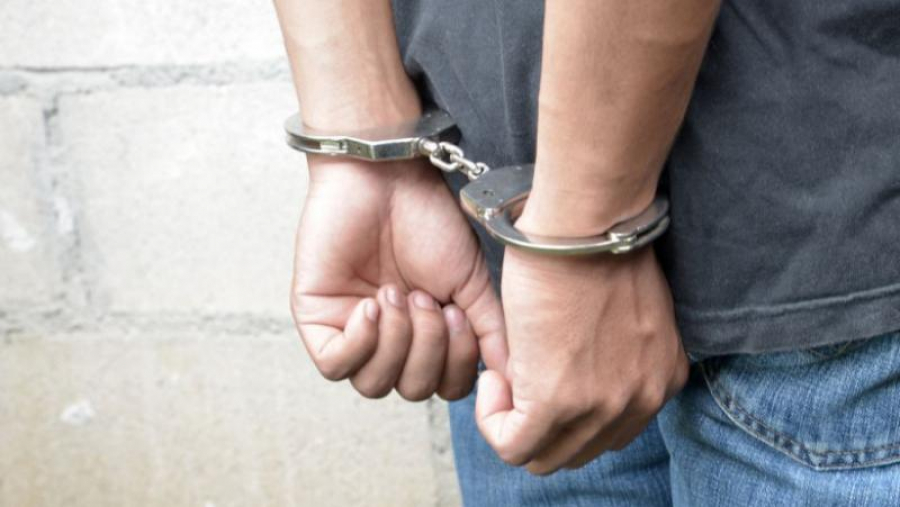 Încarcerat după ce și-a terorizat familia