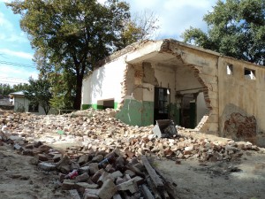 VIDEO/ Pe strada Ştiinţei: Clădire a Primăriei, furată pe bucăţi