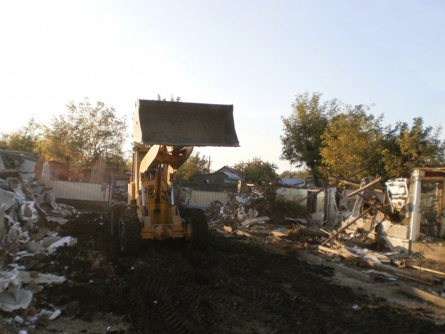 Viaţa după inundaţii/ Demolări pe "Strada Plângerii" din Costache Negri