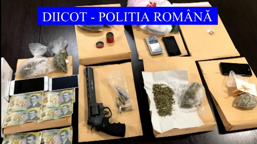 PERCHEZIȚII la 11 adrese din Galaţi. Droguri, ţigări şi telefoane, confiscate de procurori (video)