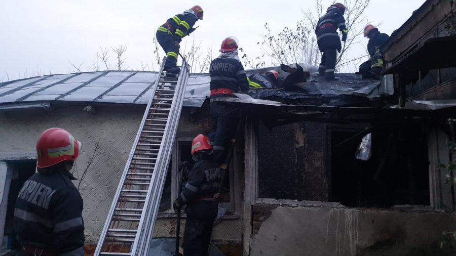 I-a luat casa foc din cauza jarului din sobă