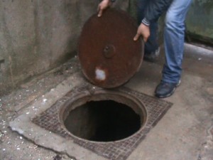Vânătoare de capace pentru masa de Crăciun! Trei gălăţeni au vandalizat mai multe canalizări