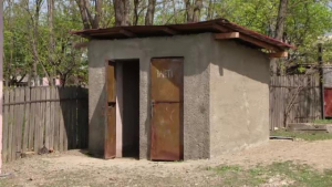 În județul Galați, 25 de şcoli cu toalete în fundul curţii