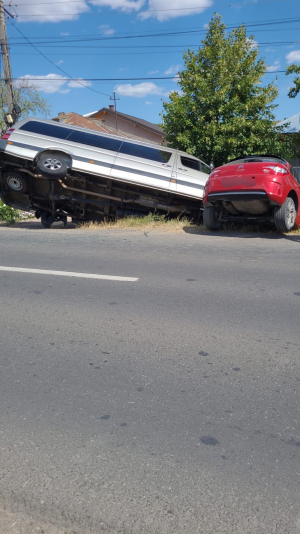 Accident grav pe un drum județean din Galați. O șoferiță a ajuns în spital