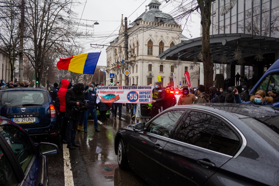 Majorarea impozitului pe autoturisme i-a scos pe gălăţeni în stradă. ”Mai tăiaţi şi de la voi înainte de a lua şi pielea de pe noi!” (FOTO)