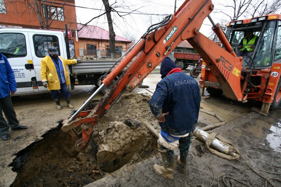 Avarie la o conductă de apă de pe strada Aurel Vlaicu