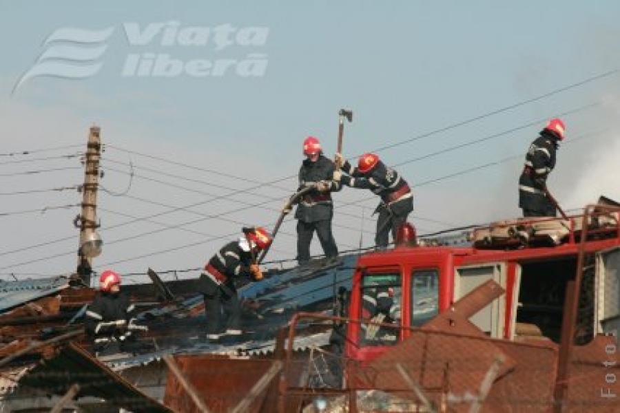 Depozit mistuit de flăcări, pe D.N. 26