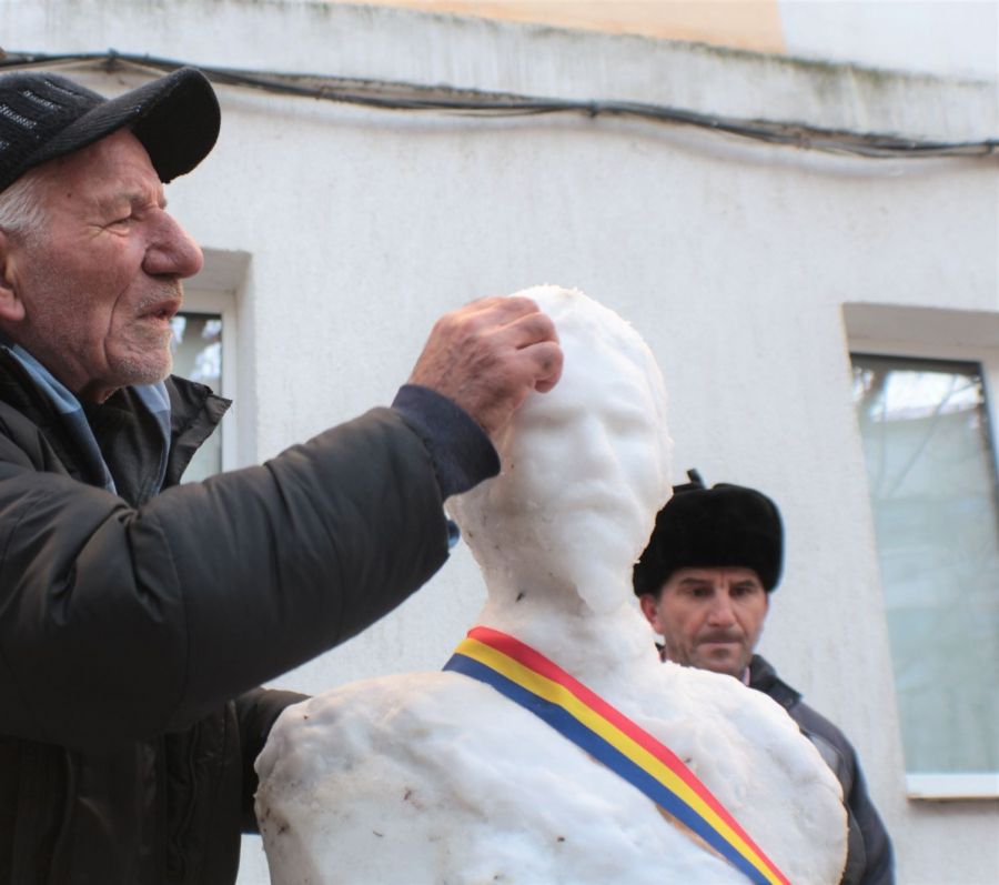 Al. I. Cuza, sculptat din zăpadă pentru Ziua Unirii