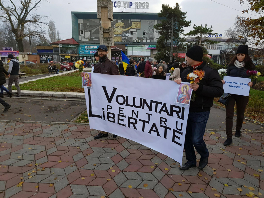 Peste 100 de gălățeni au PROTESTAT împotriva VACCINĂRII obligatorii