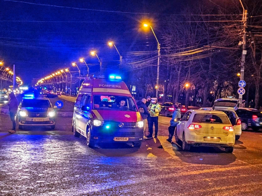 Taxi lovit în intersecție