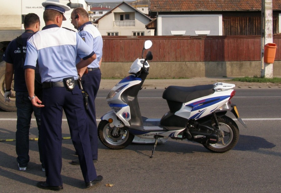 Un motoscuter fără numere i-a adus o grămadă de necazuri unui tânăr