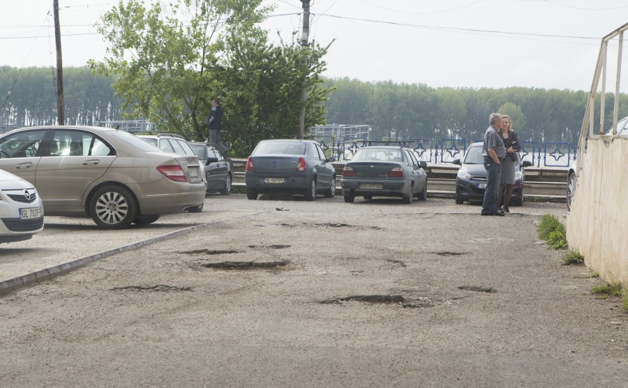 REPORTAJ/ Portul, cartierul unde indiferenţa a prins rădăcini (FOTO)