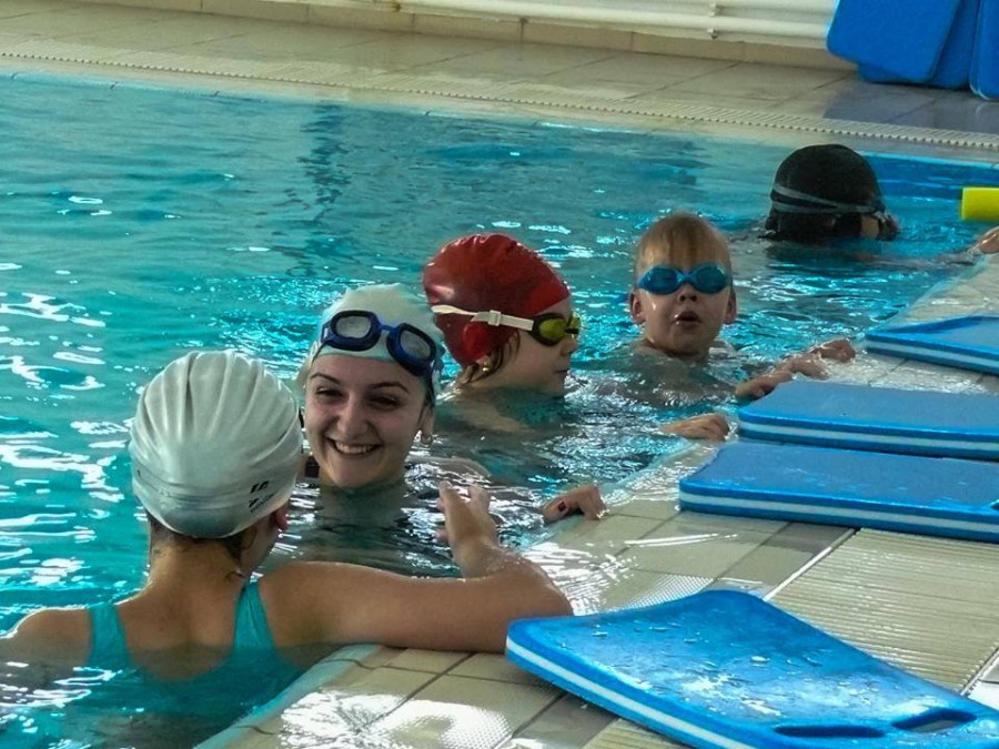 BAZINELE unde gălăţenii pot învăţa să înoate/ PROGRAM şi TARIFE la piscinele din oraş (FOTO)