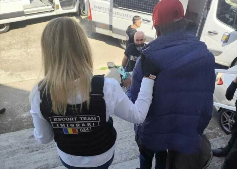 Asiatici veniți la muncă, trimiși înapoi acasă