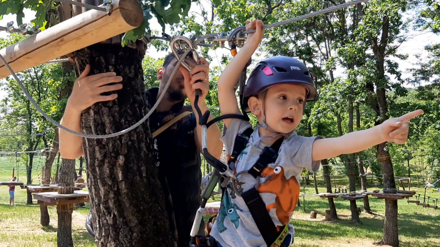 Natură și adrenalină în Parcul de Aventură din Pădurea Gârboavele. Copiii, cei  mai entuziaști vizitatori (FOTO și VIDEO)