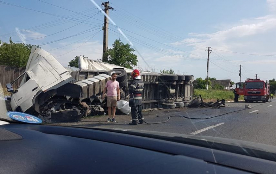 TIR cu ciment, RĂSTURNAT pe DN24