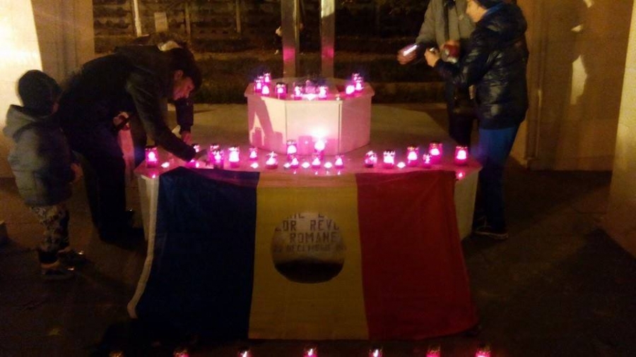 Gălăţenii aprind lumânări în MEMORIA victimelor tragediei din COLECTIV
