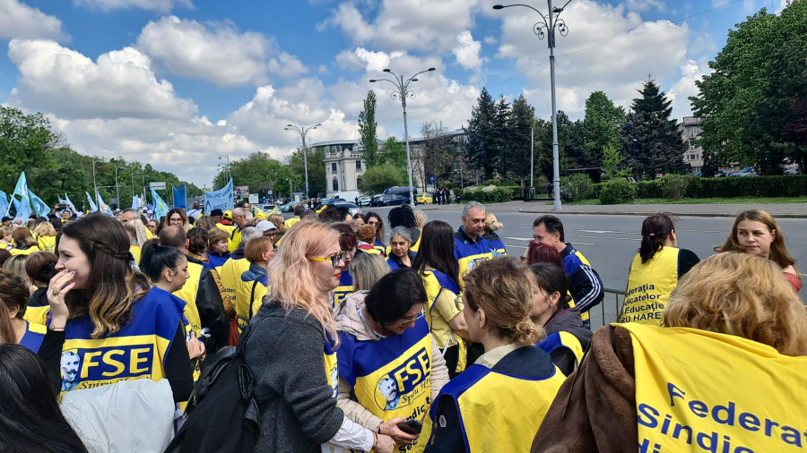 Reprezentanţi ai profesorilor gălăţeni au protestat în Piaţa Victoriei. Învăţământul, în prag de grevă generală