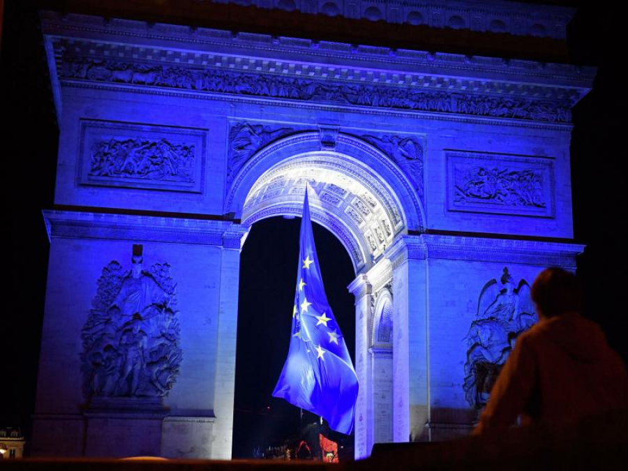 Steagul Uniunii Europene, coborât de pe Arcul de Triumf din Paris