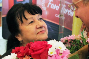 Un munte de flori pentru sărbătorită!