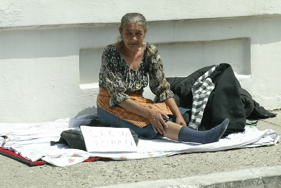 Protest în spatele Primăriei: Greva foamei până în prânz