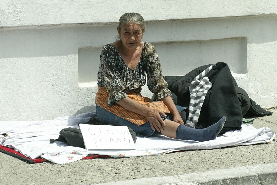 Protest în spatele Primăriei: Greva foamei până în prânz 