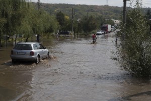 Bani pentru încă 20 de comune calamitate/ Aleşii judeţeni au repartizat încă un milion de lei în localităţile inundate