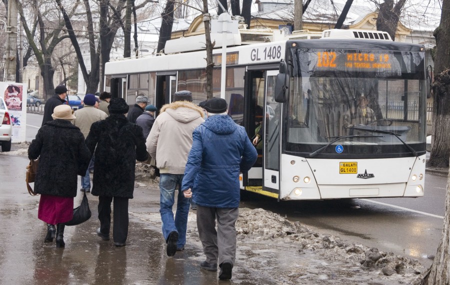 Părerea cetăţenilor/ Care pensionari ar trebui să aibă transport gratuit