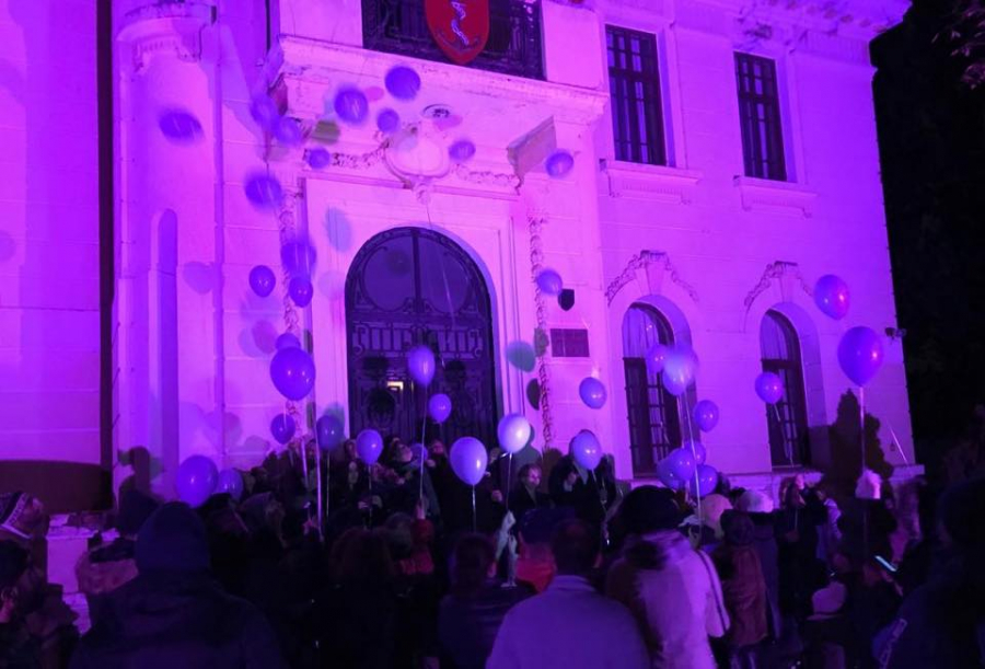 Clădirea Consiliului Județean a fost luminată în violet pentru a marca Ziua prematurității