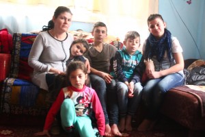 FOTO/ Viaţa ca-n Evul Mediu - O familie cu CINCI COPII trăieşte într-o CASĂ DĂRĂPĂNATĂ a Primăriei Galaţi