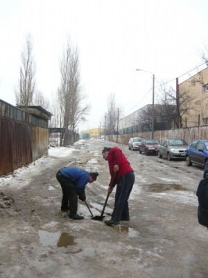 O stradă trebuie asfaltată: &quot;Cerem zgură, nu bordurile lui Videanu&quot;