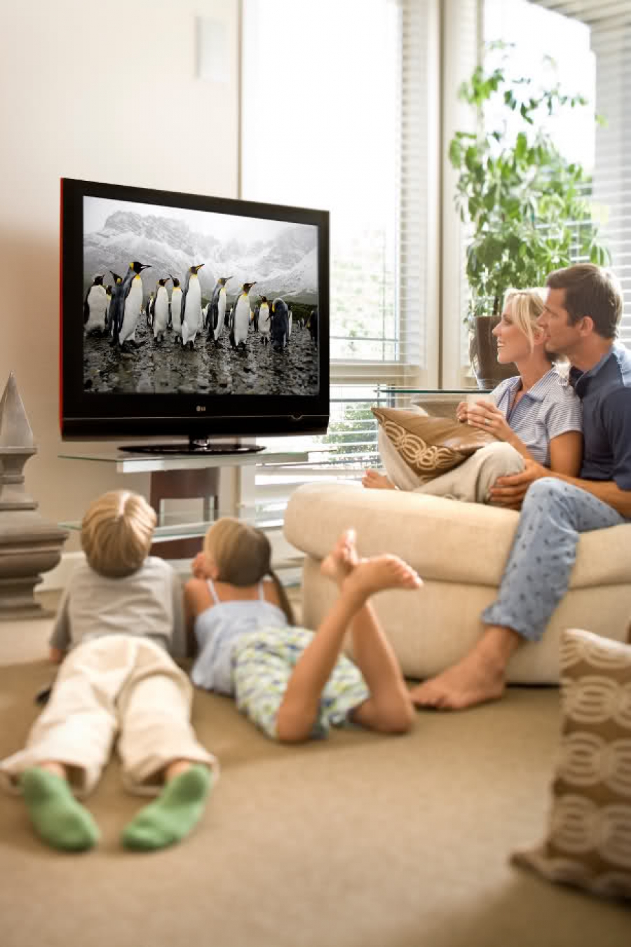 Românii se uită la televizor, în medie, peste cinci ore pe zi