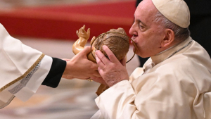 În predica din ajunul Crăciunului, Papa Francisc denunță „o lume înfometată de bani, putere și plăcere”