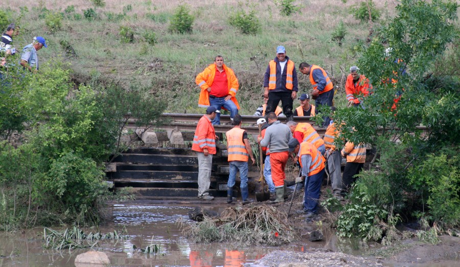 Ploaia a făcut ravagii în judeţul Galaţi. Calea ferată, distrusă de viitură