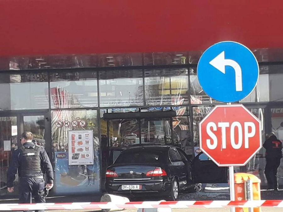 UPDATE | Panică la Brăila Mall. A intrat cu mașina în oameni