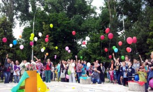 Rugăciuni şi baloane pentru copiii din Rai
