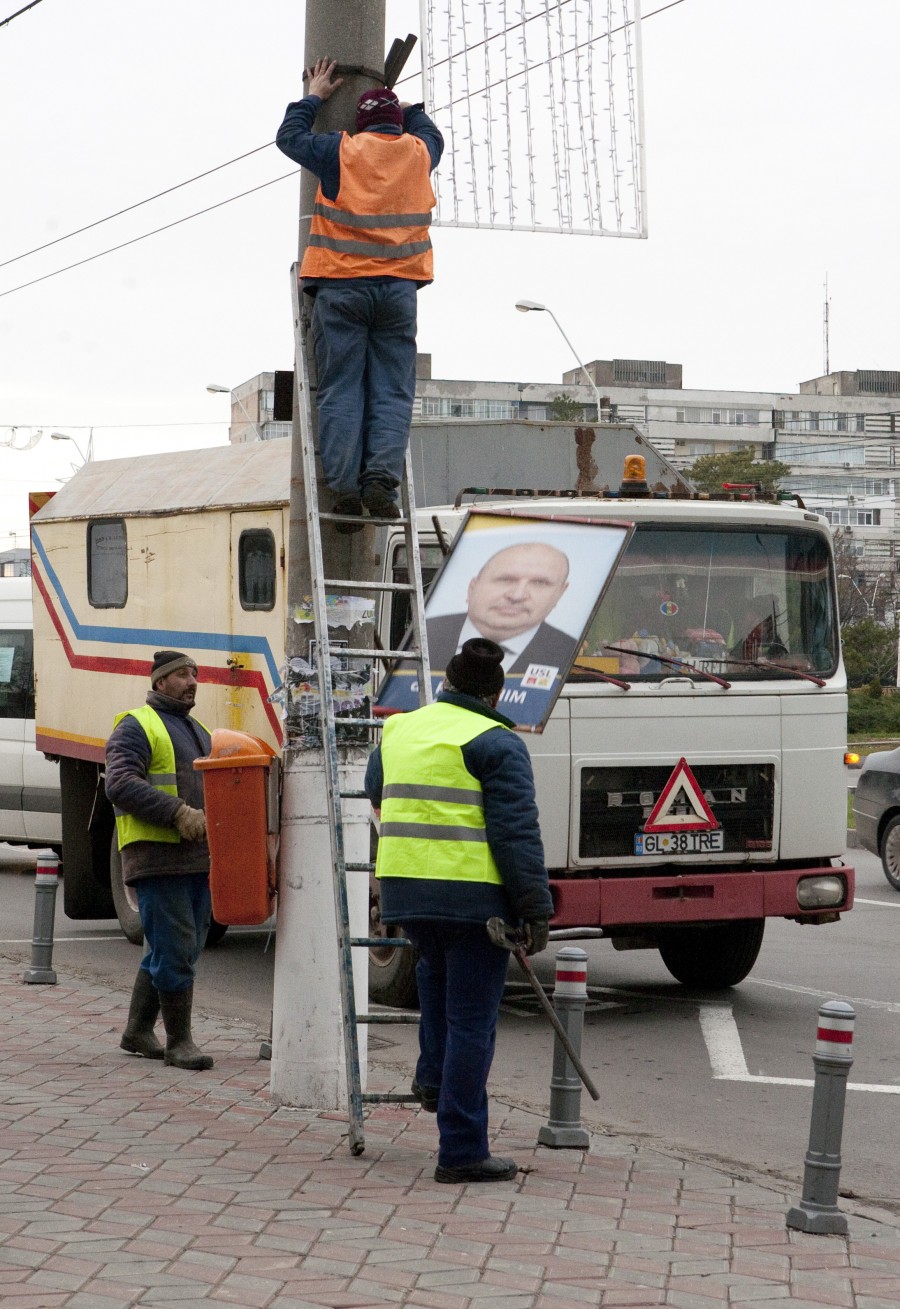 Feţele politicienilor, jos de pe stâlpi, în maxim două zile