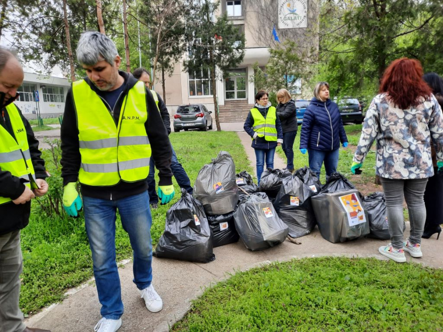 Personalul Agenției pentru Protecția Mediului Galați, acțiune de ecologizare în complexul Țiglina I