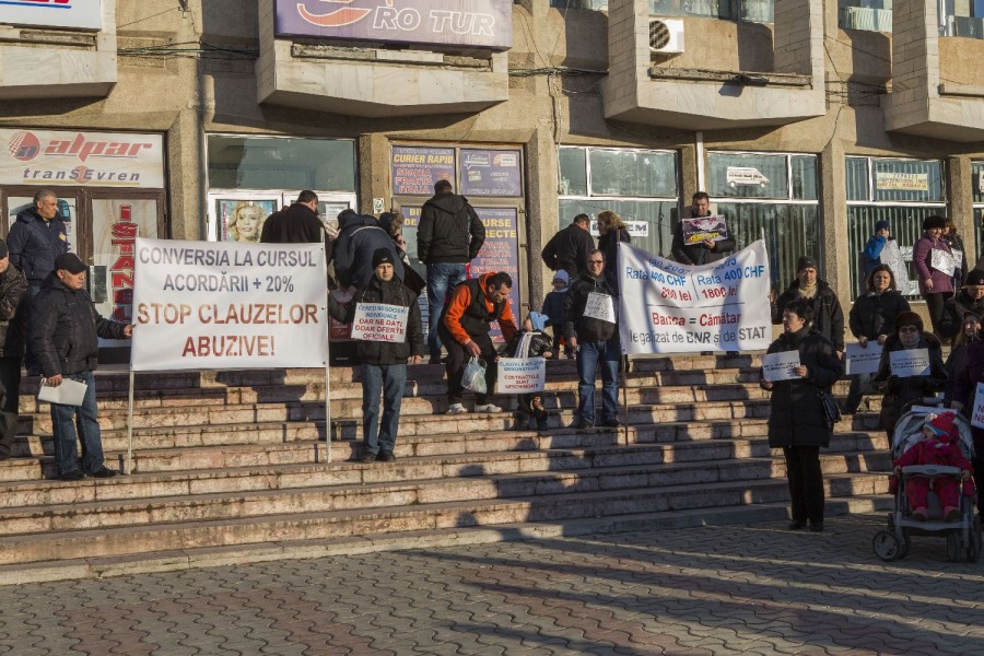 Cocoşati de creditele în FRANCI ELVEŢIENI, datornicii gălăţeni AU PROTESTAT ÎN STRADĂ