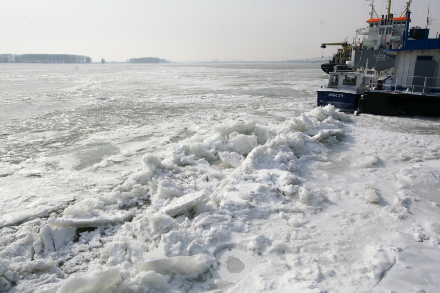 Navigaţie în criză - „Robinetul” Dunării, deschis pentru curgerea sloiurilor