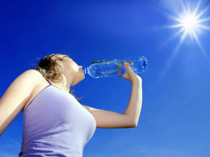 Cum să te hidratezi în zilele caniculare. De săptămâna viitoare, vreme călduroasă, cu temperaturi de peste 30 de grade Celsius