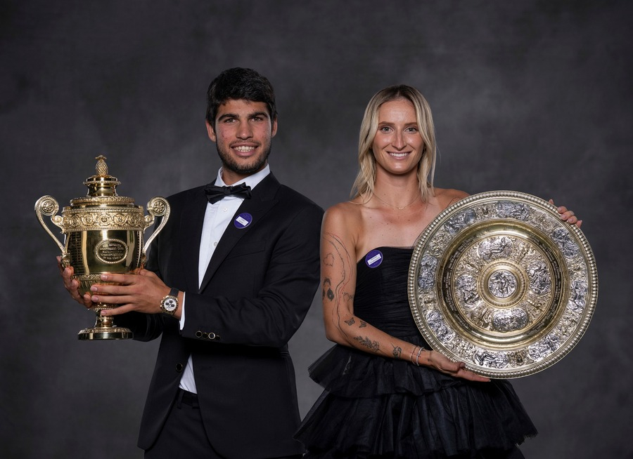 Vondrousova și Alcaraz au „cucerit” iarba londoneză