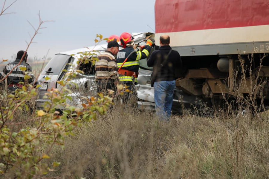 Mașină spulberată de tren. Un șofer gălățean a fost grav rănit