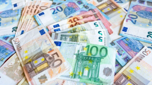 Cursul euro a revenit sub 4,9 lei