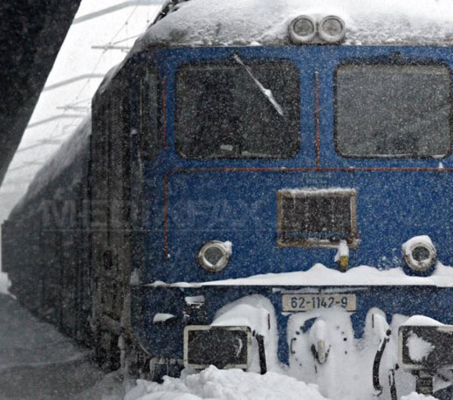 Patru locomotive nu  reuşesc să scoată din nămeţi trenul înzăpezit. CFR: Nu avem soluţii!