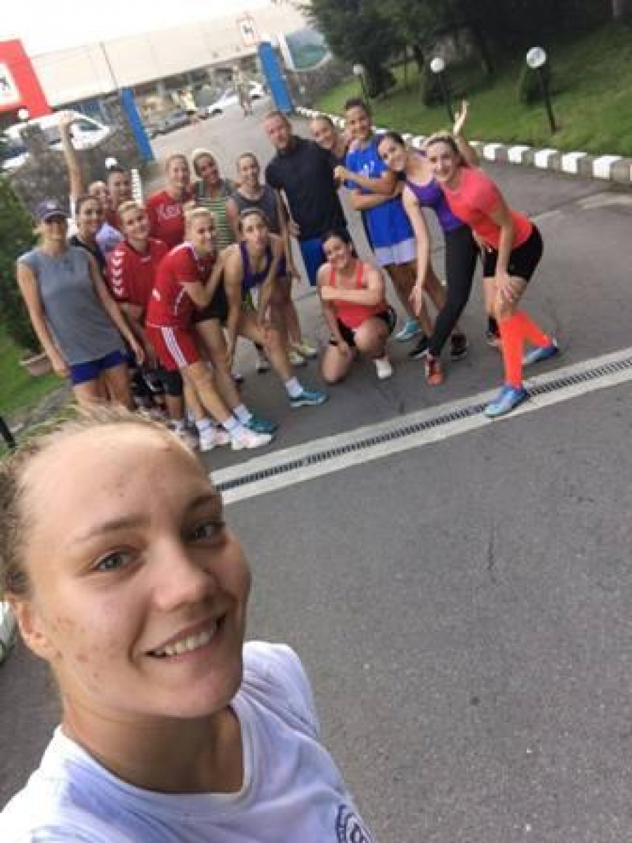Cu gândul la o clasare cât mai onorabilă, Echipa gălăţeană feminină de handbal CSU Danubius, în cantonament la Buşteni