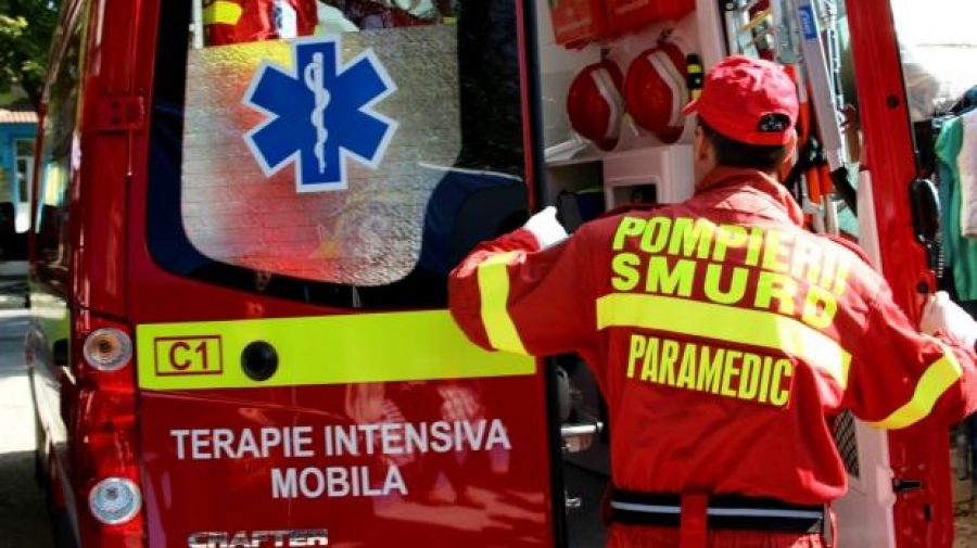 Un paramedic, filmat când lovește cu un parizer un pacient inconștient