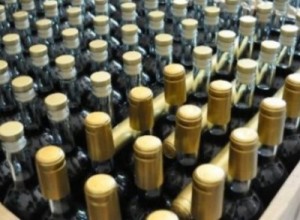VIDEO / Peste 25 de tone de vin contrafăcut au fost confiscate de poliţiştii gălăţeni