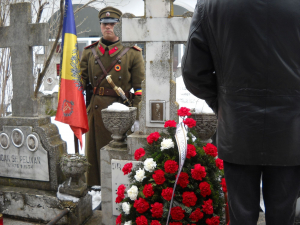 Îmbrăcat în ostaş ţarist, străjuind mormântul lui Daniel Ciugureanu, premierul Republicii Democratice Moldoveneştri la momentul Unirii cu Ţara