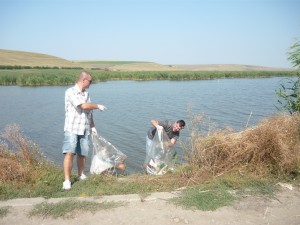 Sâmbătă, &quot;Let&#039;s do it, România!&quot;, ora 9.00, la McDonalds/ Voluntarii se luptă cu gunoiele de pe malul Dunării